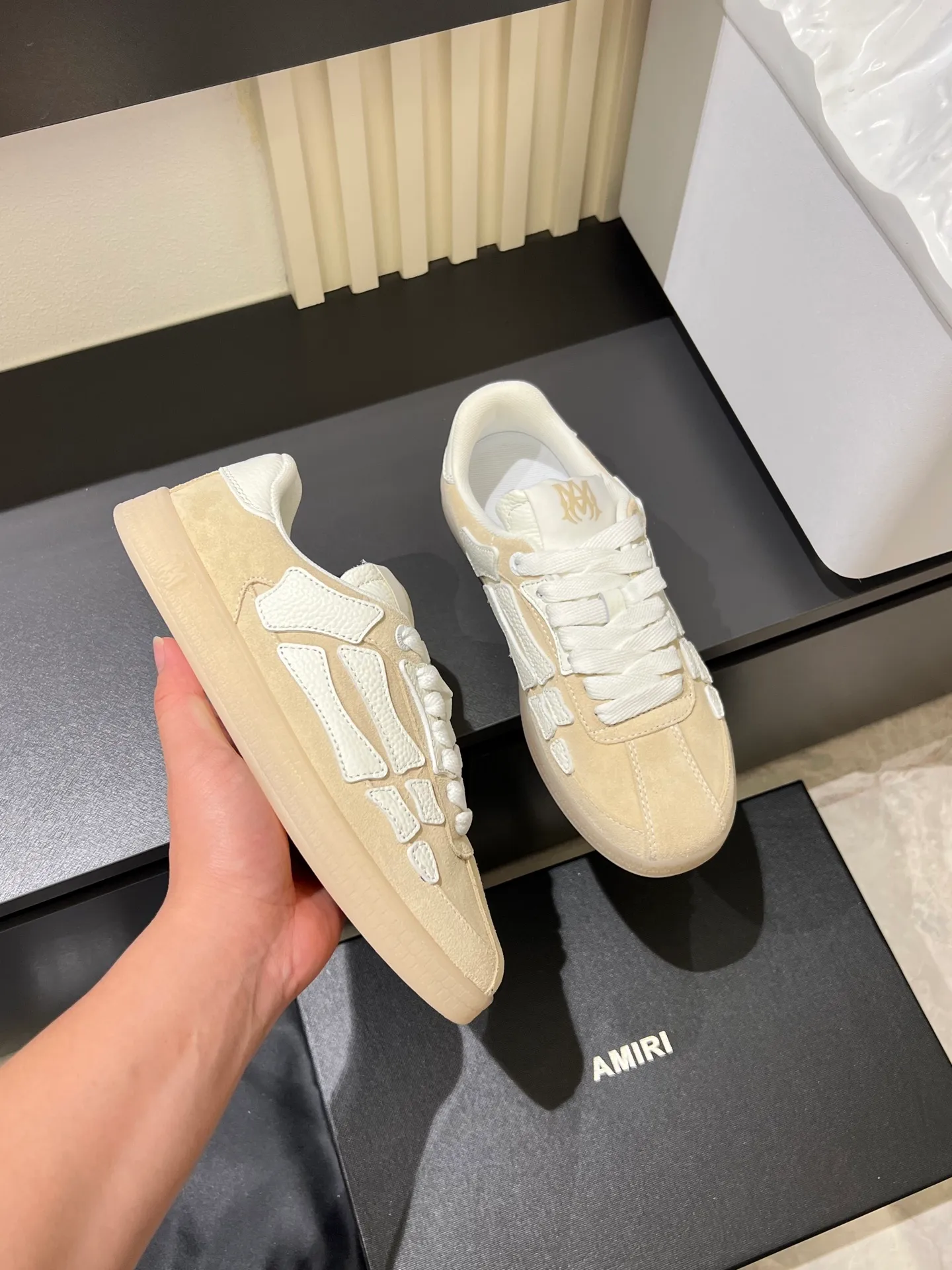 Men's shoes 💰p560 "AMIR*" new men's low-top casual sports sneakers bone shoes, another pair of irresistible bone shoes. Bone shoes are one of AMIRI's most popular items. Made of first-layer cowhide upper. The side bones are made of two cowhide laminations. It has a three-dimensional effect. The leather incisions are all oil-edged. Contrast color design. Simple style. Fashionable sports. Customized metal LOGO nameplate embellished with laces. Exclusive top-quality version. Supports contrast. Breathable mesh lining. The original rubber outsole is a must-have item for daily leisure. It is suitable for various occasions. If you pursue high quality, check it out. It is super cool on the feet and comes with a full set of original packaging! Size: 39-45!